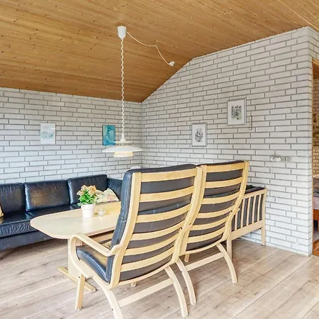 Cozy Retreat Near Marielyst Boto By
