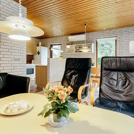 Дом отдыха Cozy Retreat Near Marielyst *